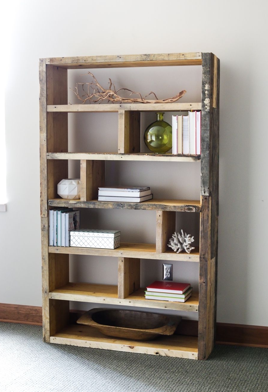 Diy Rustic Pallet Bookshelf (Photo 1 of 15)