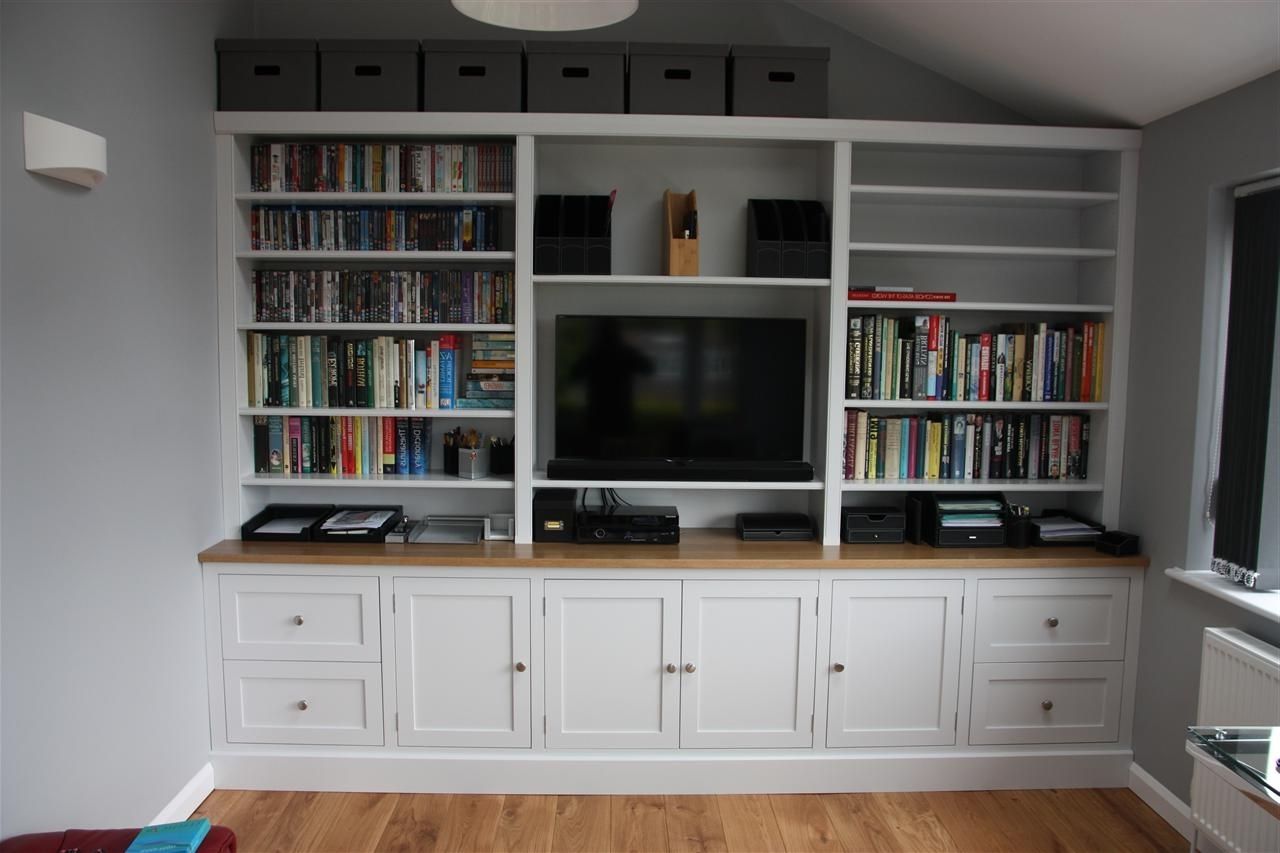 Tv And Family Room Throughout Most Recently Released Bookcases With Tv (View 8 of 15)