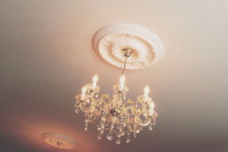 How To Choose The Right Ceiling Medallion For Well Liked Dailey 4 Light Drum Chandeliers (View 12 of 25)